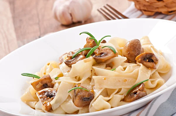 Vejetaryen tabağı tagliatelle ve mantar ile — Stok fotoğraf