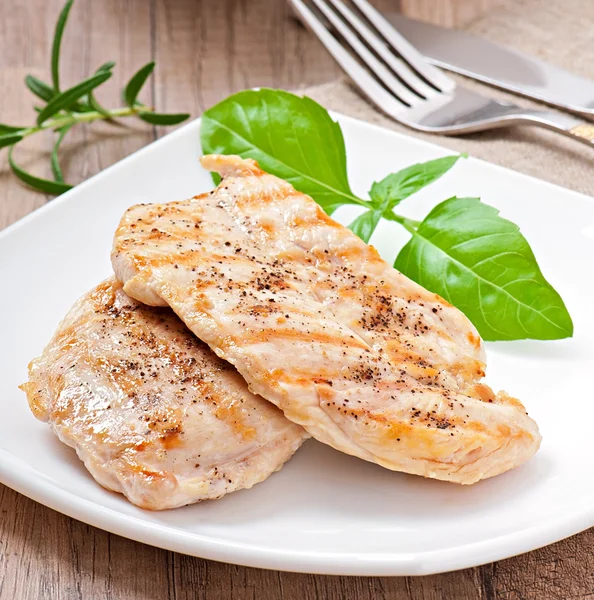 Poitrines et légumes de poulet grillés — Photo