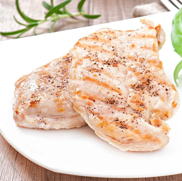 Grilled chicken breasts and vegetables — Stock Photo, Image