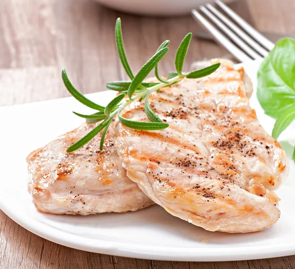 Grilled chicken breasts and vegetables — Stock Photo, Image