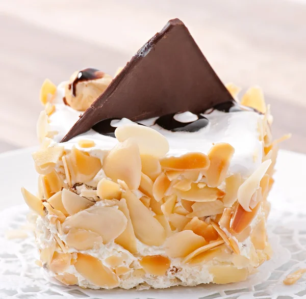 Gâteau aux amandes avec crème fouettée et chocolat — Photo
