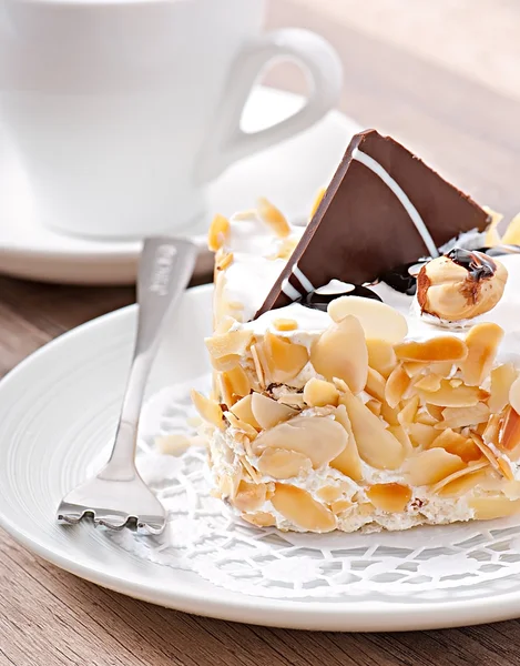Zachte amandel cake met slagroom en chocolade — Stockfoto