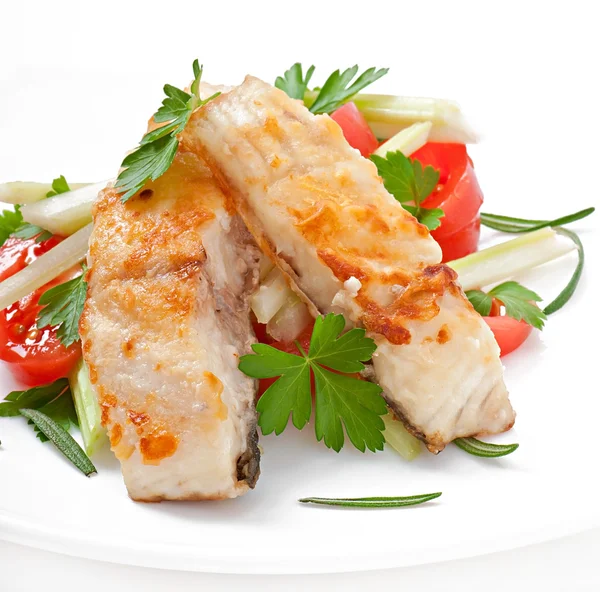 Fried filet fish and fresh vegetable salad — Stock Photo, Image