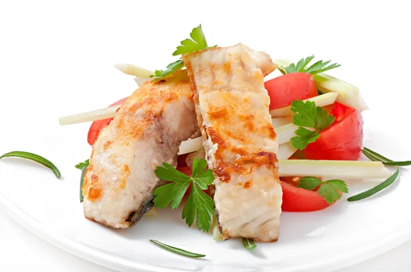 Filé de peixe frito e salada de legumes frescos — Fotografia de Stock