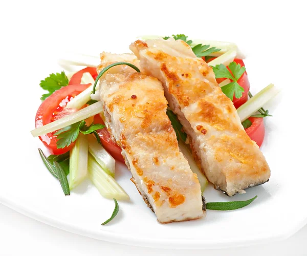 Pesce filetto fritto e insalata di verdure fresche — Foto Stock