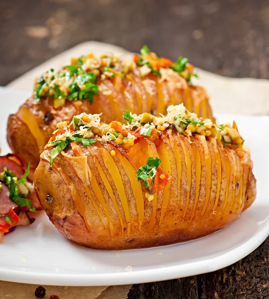 Batata assada com queijo e manteiga — Fotografia de Stock