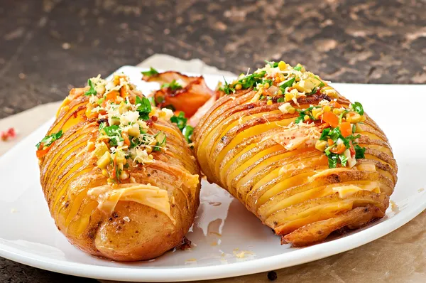 Batata assada com queijo e manteiga — Fotografia de Stock