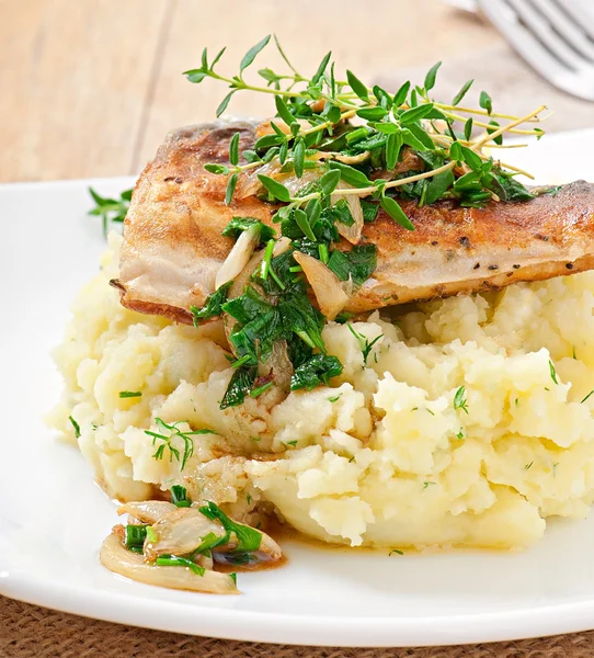 Pescado frito con puré de patatas —  Fotos de Stock