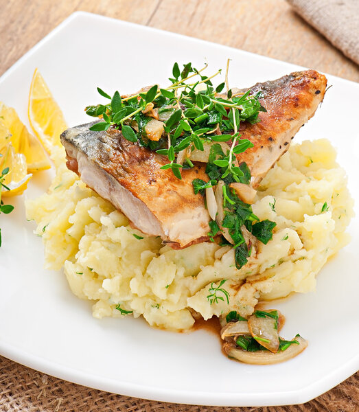 Fried fish with mashed potatoes