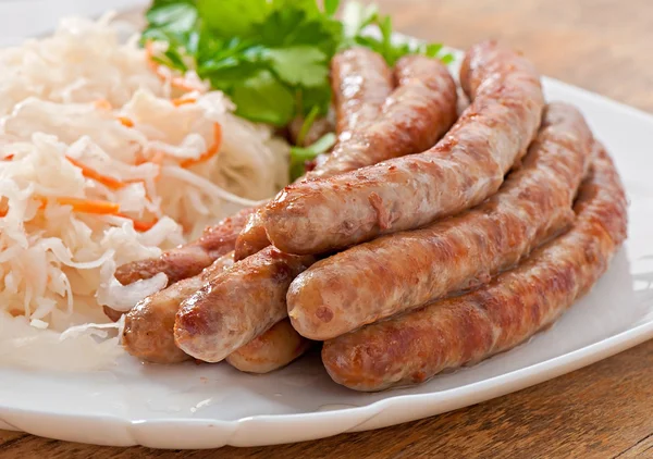 Баварская жареная колбаса на квашеной капусте — стоковое фото