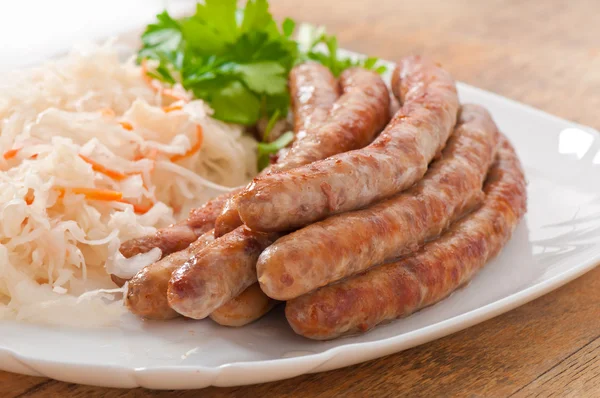 Bayerische Bratwürste auf Sauerkraut — Stockfoto