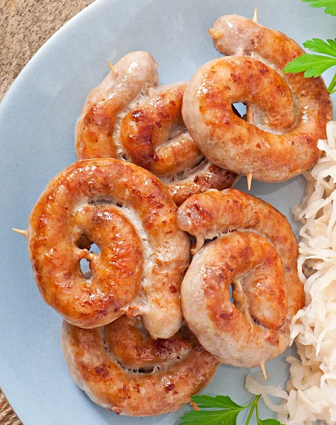 Salchichas fritas bávaras en chucrut —  Fotos de Stock