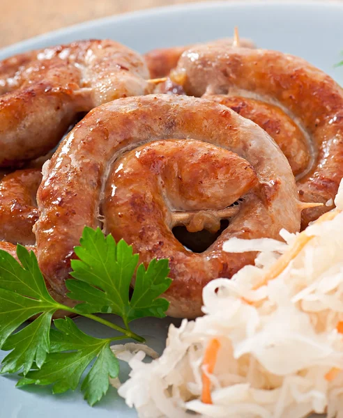 Bayerische Bratwürste auf Sauerkraut — Stockfoto