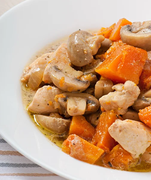 Stew chicken with vegetables and mushrooms in a cream sauce — Stock Photo, Image