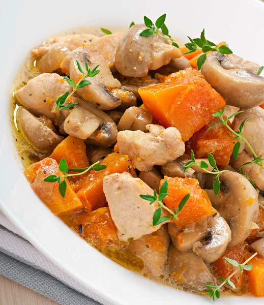 Тушеная курица с овощами и грибами в сливочном соусе — стоковое фото