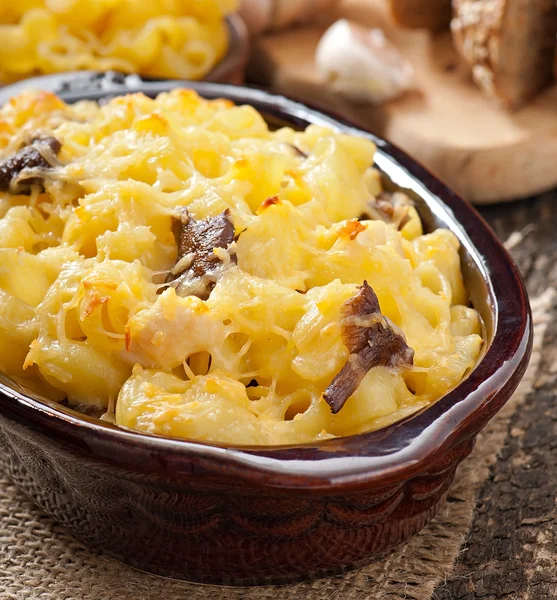 Macaroni met kaas, kip en champignons gebakken in de oven — Stockfoto