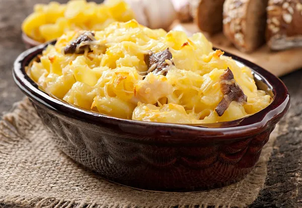 Macarrão com queijo, frango e cogumelos assados no forno — Fotografia de Stock