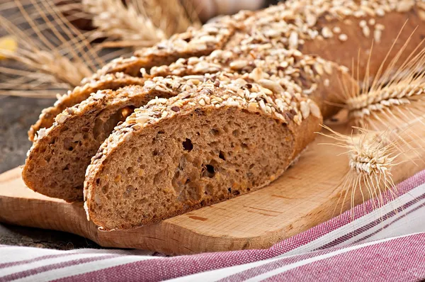 自然な穀物で飾られた最高級有機パンのスライス — ストック写真