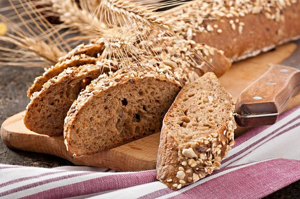Φέτες καλύτερα βιολογικό ψωμί, διακοσμημένα με φυσικά δημητριακά — Φωτογραφία Αρχείου