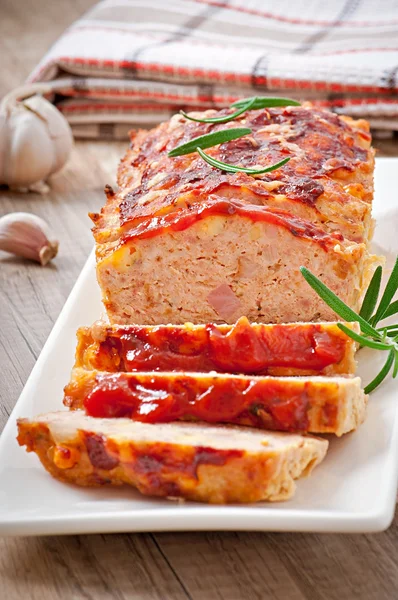 Meatloaf σπιτικό έδαφος με κέτσαπ και δεντρολίβανο — Φωτογραφία Αρχείου