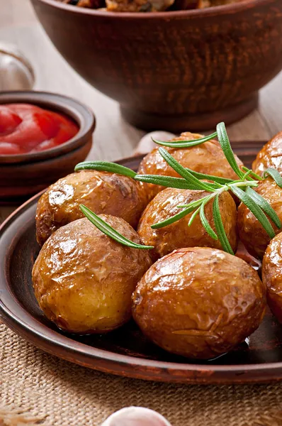 Baked potatoes with rosemary — Stock Photo, Image