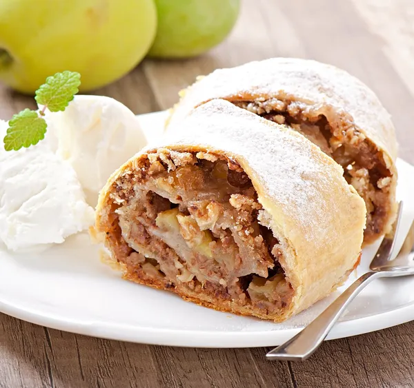 Strudel aux pommes avec crème glacée — Photo