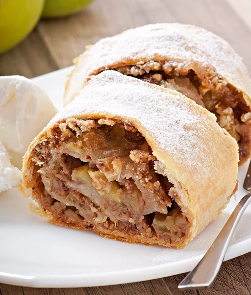 Strudel aux pommes avec crème glacée — Photo