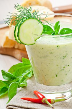 fesleğen ile soğuk salatalık çorbası