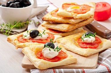 domates, peynir ve zeytin Mini puffs