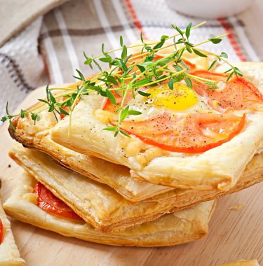 domates, peynir ve yumurta ile Mini puffs