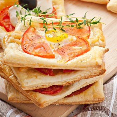 domates, peynir ve yumurta ile Mini puffs