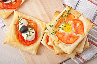 domates, peynir ve yumurta ile Mini puffs