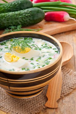 soğuk meyve kefir çorba, yumurta ve yeşillik