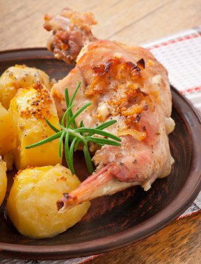 fırın tavşan bacağı patates ve biberiye ile pişmiş.