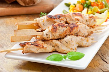 Bambu şiş üzerinde ızgara tavuk