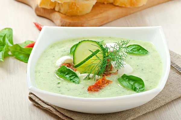 冷たいキュウリのスープとドライトマトとモッツァレラ — ストック写真