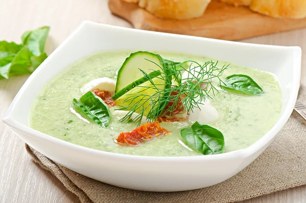 Kalte Gurkensuppe mit getrockneten Tomaten und Mozzarella — Stockfoto