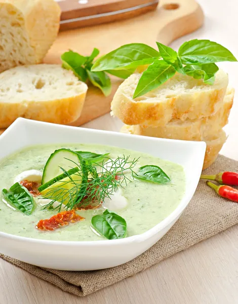 Kalte Gurkensuppe mit getrockneten Tomaten und Mozzarella — Stockfoto