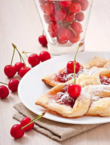 Tasty bladerdeeg met een zoete kers — Stockfoto