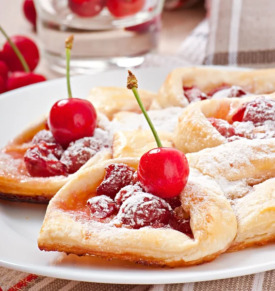 Tasty bladerdeeg met een zoete kers — Stockfoto