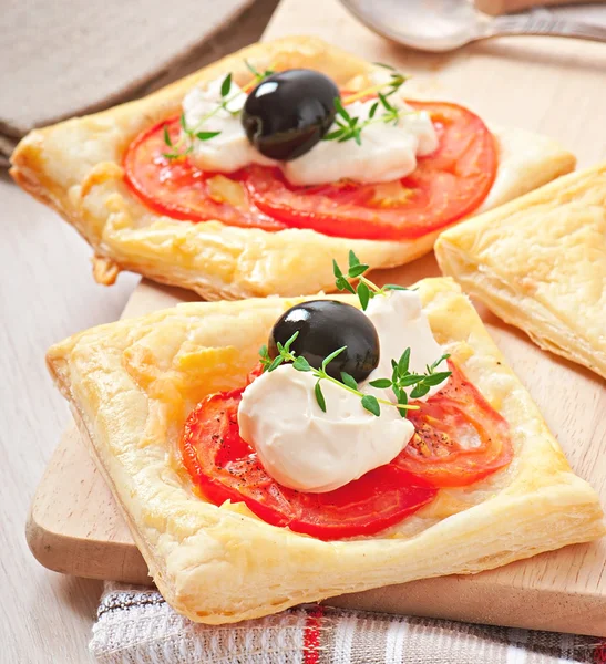 Mini-Windbeutel mit Tomaten, Käse und Oliven — Stockfoto