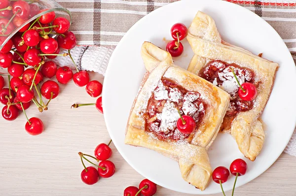 Tasty bladerdeeg met een zoete kers — Stockfoto