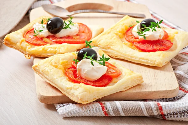 Mini-Windbeutel mit Tomaten, Käse und Oliven — Stockfoto