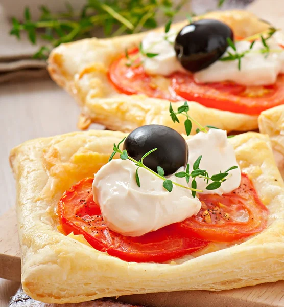 Mini puffs with tomatoes, cheese and olives — Stock Photo, Image