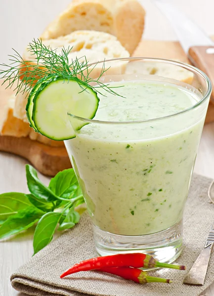 Sopa fría de pepino con albahaca — Foto de Stock