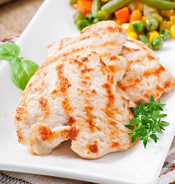 Grilled chicken breasts and vegetables — Stock Photo, Image