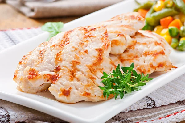 Grilled chicken breasts and vegetables — Stock Photo, Image