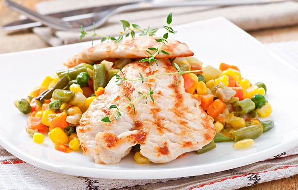 Grilled chicken breasts and vegetables — Stock Photo, Image