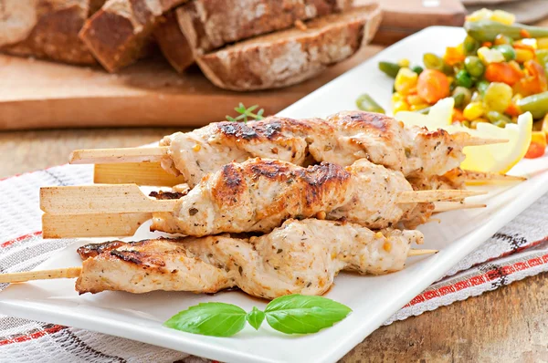 Poulet grillé sur brochettes de bambou — Photo