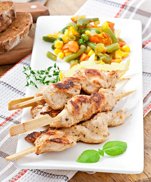 Grilled chicken on bamboo skewers — Stock Photo, Image